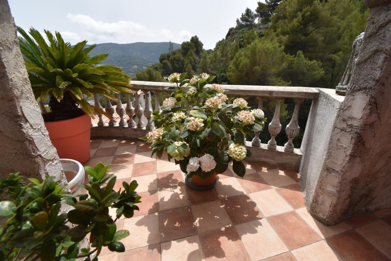 Studio Climatise Et Sa Terrasse Privee En Villa La Trinité 外观 照片